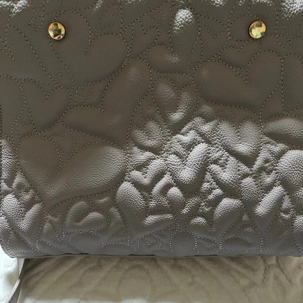 Betsey Johnson NWOTs Gray Heart Handbag. - Picture 5 of 10